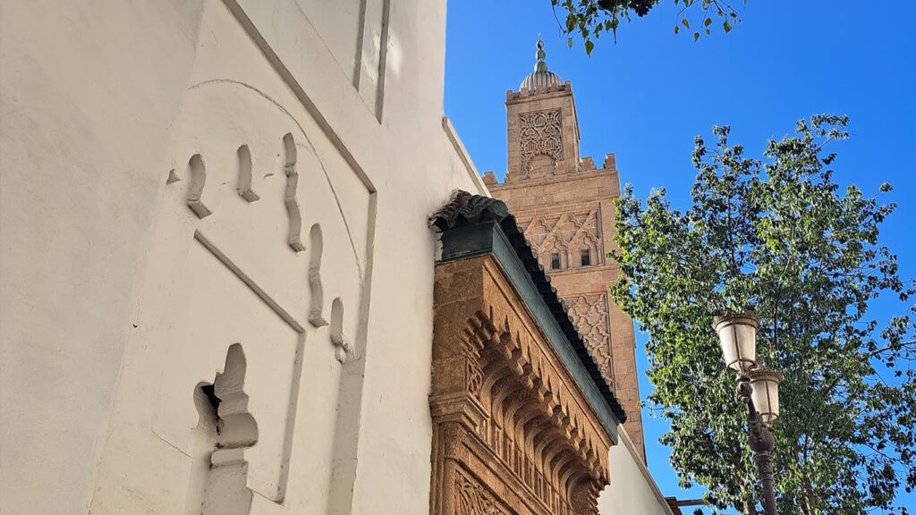 Explorez la médina de Casablanca sous un nouveau jour ! Plongez dans l’histoire de lieux emblématiques comme Jemaa Kebir, La Magana ou La Sqala.