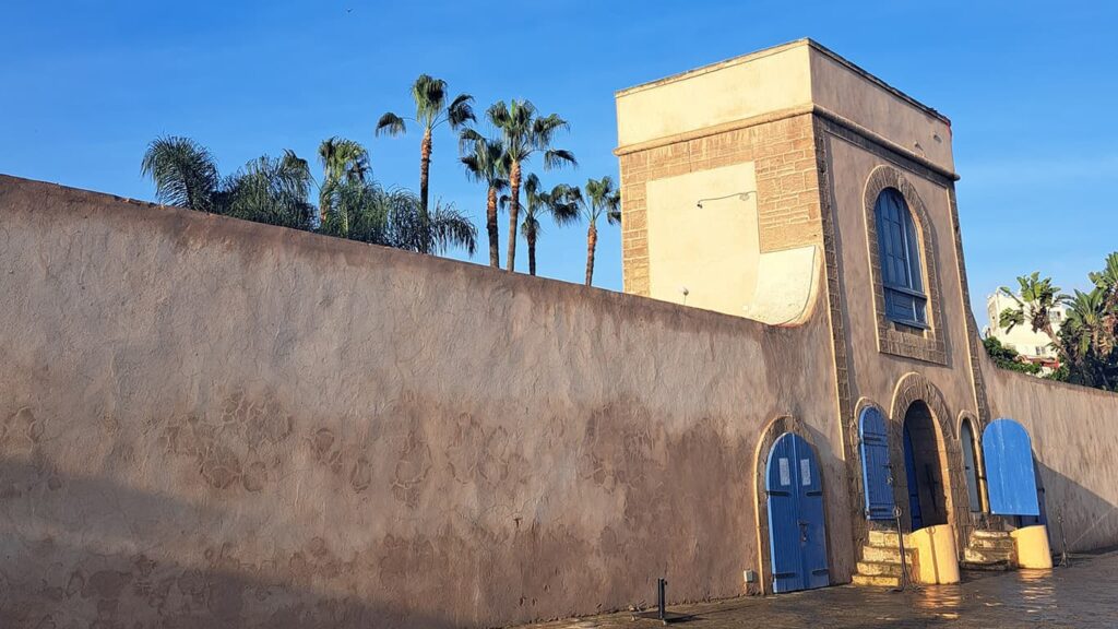 Explorez la médina de Casablanca sous un nouveau jour ! Plongez dans l’histoire de lieux emblématiques comme Jemaa Kebir, La Magana ou La Sqala.