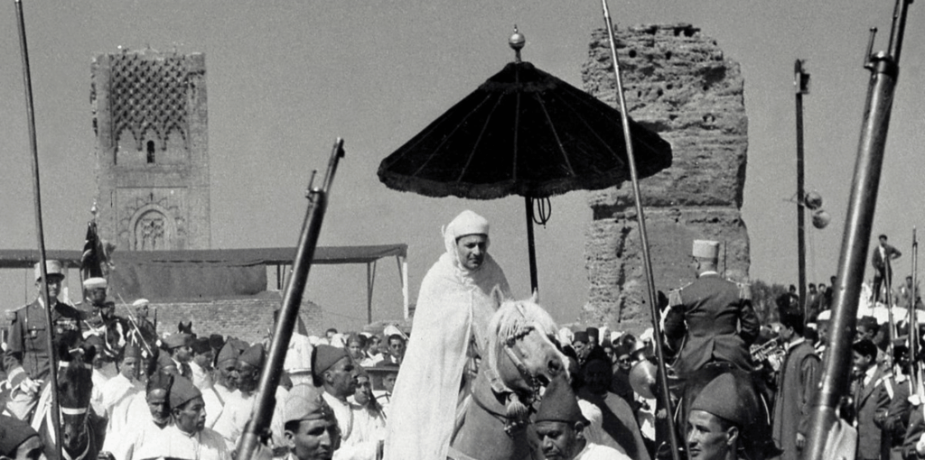 Découvrez Mohammed V, figure fondatrice du Maroc moderne. Un article pour comprendre son héritage et redécouvrir Casablanca à travers le podcast et les parcours urbains proposés par CitizOn.