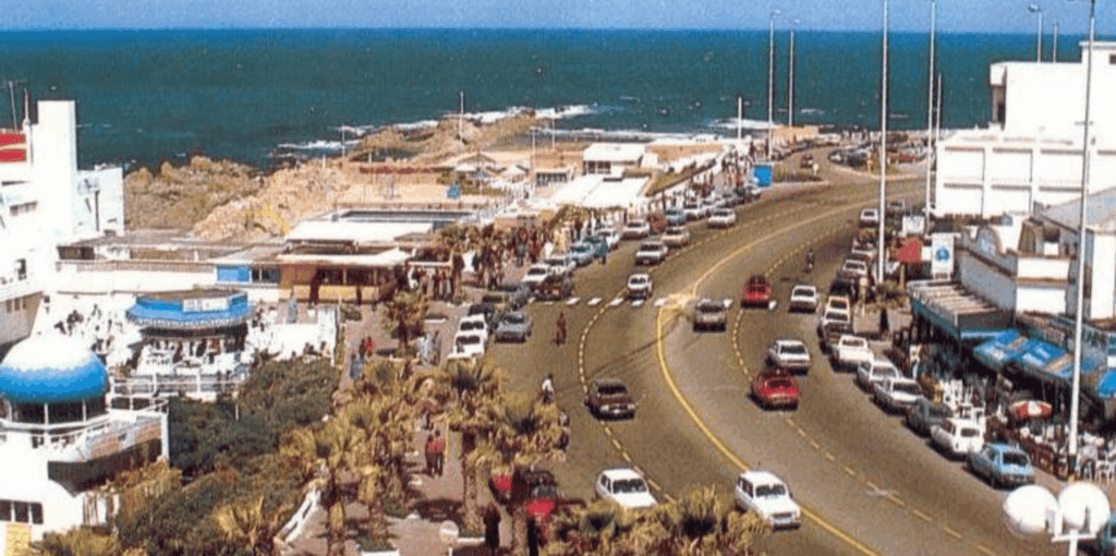 Découvrez l’histoire de la Corniche de Casablanca à travers le podcast CitizOn. Un récit pour comprendre ce front de mer emblématique et explorer la ville autrement.