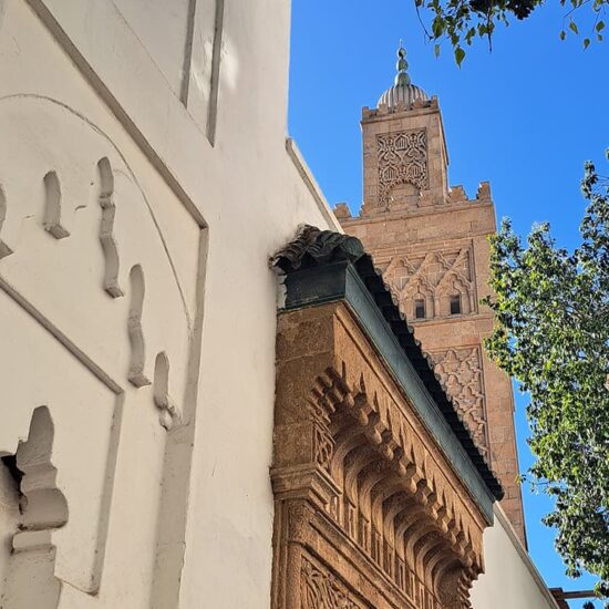 [:fr]Explorez la médina de Casablanca sous un nouveau jour ! Plongez dans l’histoire de lieux emblématiques comme Jemaa Kebir, La Magana ou La Sqala.[:]