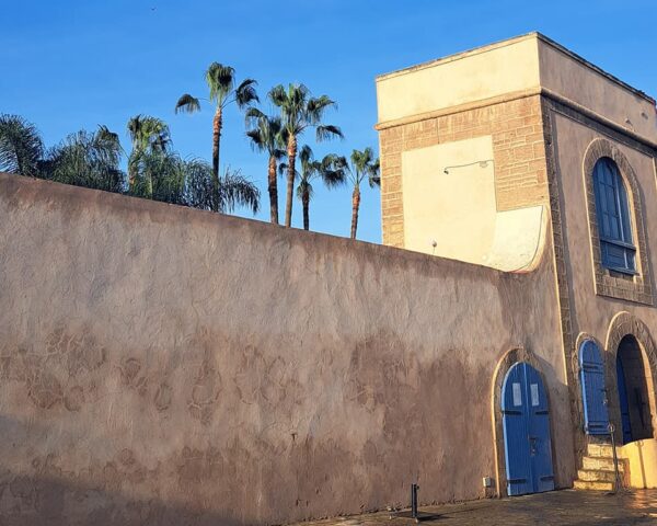 Explorez la médina de Casablanca sous un nouveau jour ! Plongez dans l’histoire de lieux emblématiques comme Jemaa Kebir, La Magana ou La Sqala.